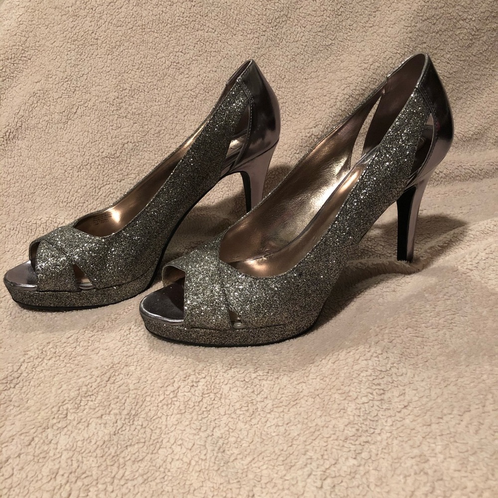 Sparkling peeped-toed heels